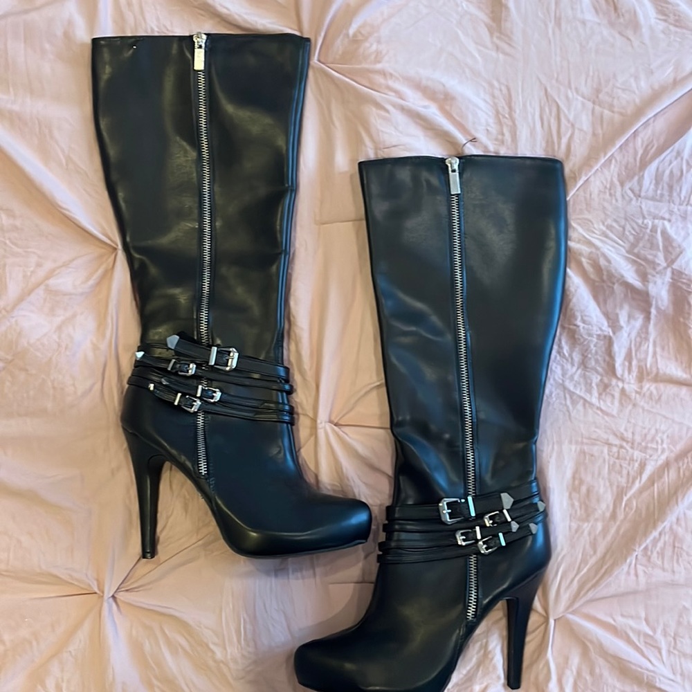 NWOT! Rock&Republic Black 5 inch heel knee high boots with silver buckles, new!